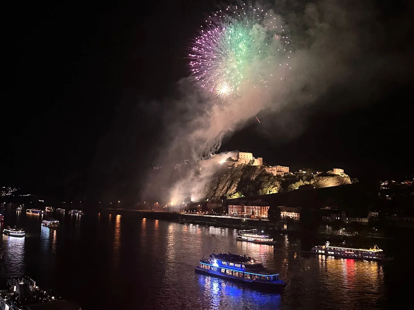 Feuerwerk über dem Rhein bei Nacht