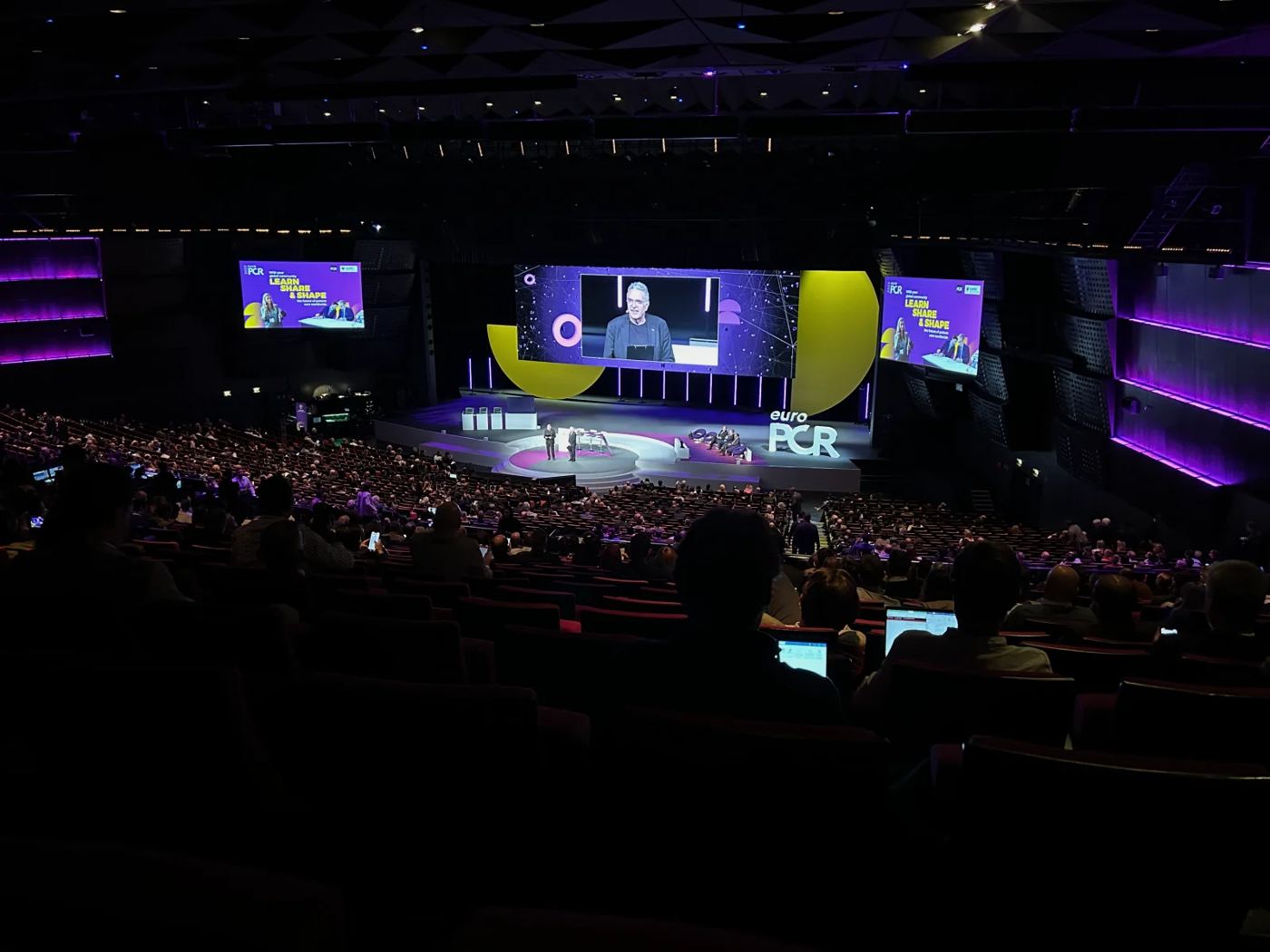 Großes Plenum mit Bühne und Leinwänden