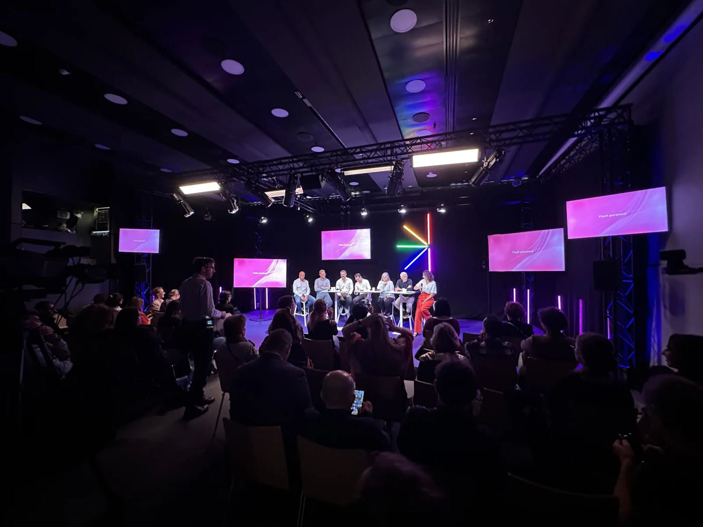 Bühne in violettem Licht