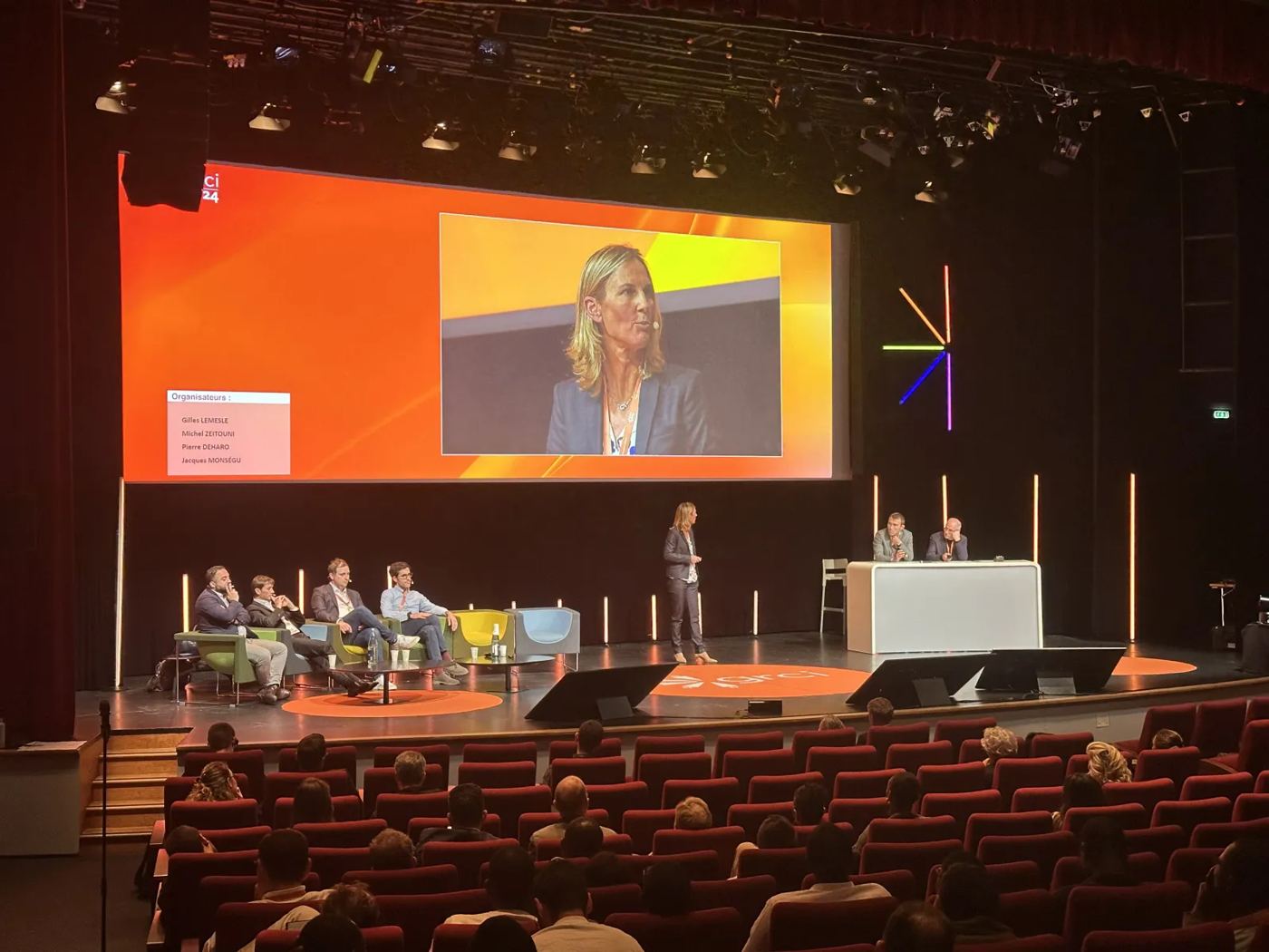 Podiumsdiskussion auf der Bühne